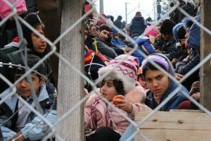 Manus Adası'ndaki g&ouml;zaltı merkezini terk etmeyen m&uuml;ltecilere operasyon