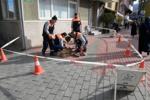 Bursa Osmangazi'de kaldırımlar tamir ediliyor