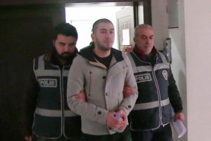 20 ay ka&ccedil;tı plazada yakalandı