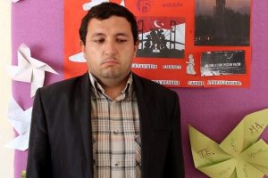 G&ouml;rmeyen g&ouml;zleriyle &ouml;ğrencilere yol g&ouml;steriyor