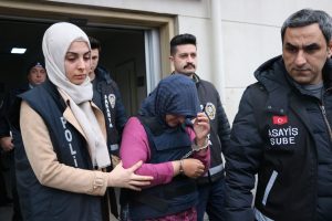 Komşusuyla yakalanınca oğlunu vahşice &ouml;ld&uuml;rm&uuml;şt&uuml;! Adliyeye getirildi