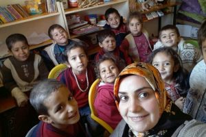 Hem &ouml;ğretmen hem hademe hem de anne