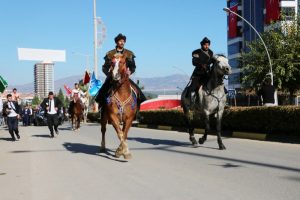 Atlarla karşılandı, 'teber' hediye edildi
