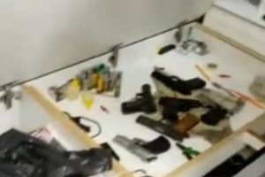 Masanın gizli b&ouml;l&uuml;m&uuml; silah deposu &ccedil;ıktı