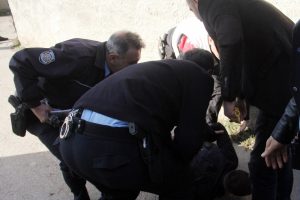 &Ouml;nce bakkalı taradılar sonra polise saldırdılar