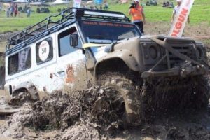 Off-road tutkunları karlı yolda m&uuml;cadele verdi