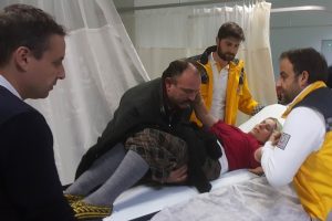 K&ouml;peği vurmak isterken karısını vurdu