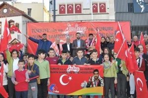 D&uuml;nya şampiyonu cimnastik&ccedil;iye coşkulu karşılama