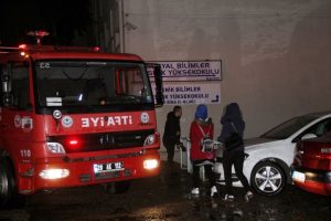 &Uuml;niversitede yangın paniği