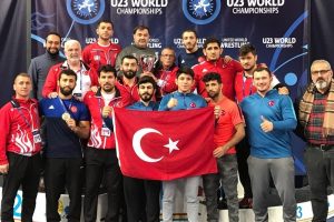 Şampiyon g&uuml;reş&ccedil;iler yurda d&ouml;nd&uuml;