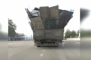 Aşırı y&uuml;kl&uuml; kamyonun tehlikeli yolculuğu