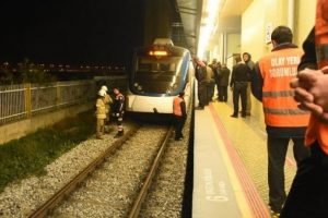 Trenin &ouml;n&uuml;ne atlayan &uuml;niversiteli &ouml;ld&uuml;