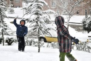 Trabzon'un Şalpazarı il&ccedil;esinde kar tatili
