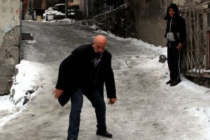Erzurumluların buzla imtihanı