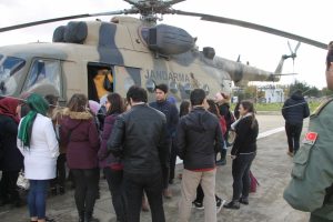 Bursa'da &ouml;ğrenciler, jandarmanın tatbikatını hayranlıkla izledi
