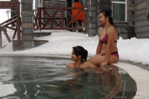 Bursa'da eksi 10 derece soğukta havuz keyfi