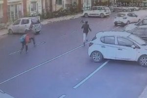 Babasının g&ouml;zleri &ouml;n&uuml;nde minik &ccedil;ocuğa araba &ccedil;arptı