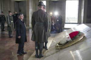 Bakan Yılmaz, &ouml;ğretmenlerle birlikte Anıtkabir'i ziyaret etti