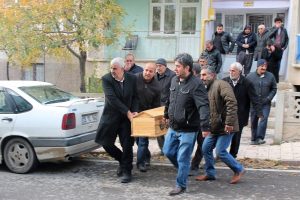 Emekli &ouml;ğretmen, &ouml;ğretmenler g&uuml;n&uuml;nde oğlunu &ouml;ld&uuml;rd&uuml;