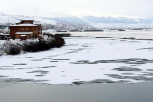 Ardahan'da Kura Nehri dondu