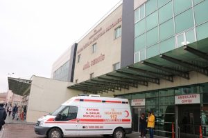 &Ouml;ğretmenleri taşıyan ara&ccedil; kaza yaptı: 5 yaralı