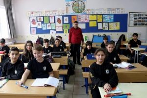 G&ouml;n&uuml;l g&ouml;z&uuml;yle &ouml;ğrencilerine m&uuml;ziği sevdiriyor