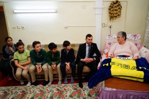 Yatağa mahkum emekli &ouml;ğretmeni yalnız bırakmadılar