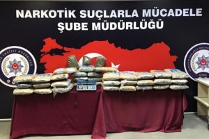 İzmir'de zehir tacirlerine ardı ardına baskın: 78 g&ouml;zaltı