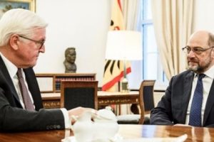 Almanya'da ibre "b&uuml;y&uuml;k koalisyona" d&ouml;n&uuml;yor
