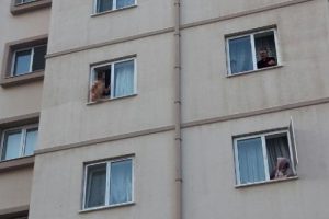Bursa'da sevgilisini bı&ccedil;aklayıp, &ccedil;ıplak pencereye &ccedil;ıkan kadın konuştu