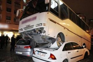 Kayseri'de minib&uuml;s 2 aracı ezdi
