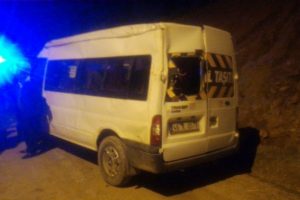 &Ouml;ğrenci servisi devrildi: 14 yaralı
