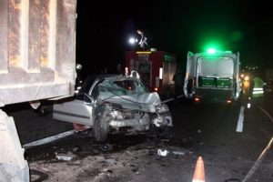 Otomobil, kamyona &ccedil;arptı: 2 &ouml;l&uuml;