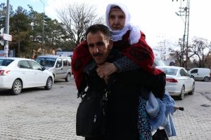Annesini 17 yıldır sırtında taşıyor