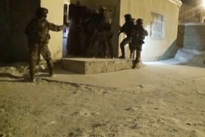 Van'da ter&ouml;r operasyonu: 12 g&ouml;zaltı