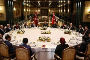 Erdoğan Beştepe'de &ouml;ğretmenleri ağırladı, tek tek sordu
