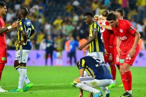 Fenerbah&ccedil;e zorlu virajda