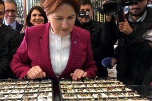Akşener, Mardin'de tespih ve g&uuml;m&uuml;ş k&uuml;pe satın aldı