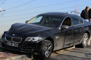 Seyir halindeki otomobilde yaşanan kavga kazayla sonu&ccedil;landı