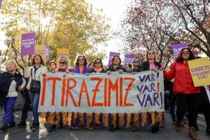 Bursalı kadınlar, kadına y&ouml;nelik şiddet i&ccedil;in y&uuml;r&uuml;d&uuml;