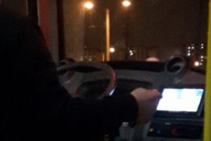 Belediye otob&uuml;s&uuml; şof&ouml;r&uuml; direksiyon başında dizi izledi