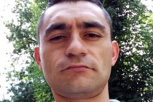 Annesini &ouml;ld&uuml;rd&uuml;, babasını yaraladı