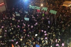Binlerce kadın İstiklal Caddesi'nde y&uuml;r&uuml;y&uuml;şe ge&ccedil;ti