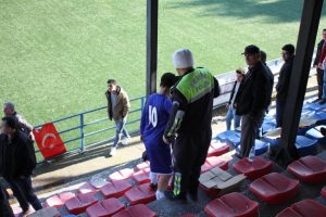 Taraftara kızdı, forması ile trib&uuml;ne &ccedil;ıktı