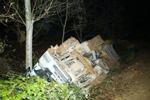 Bursa'da yem y&uuml;kl&uuml; TIR dereye devrildi