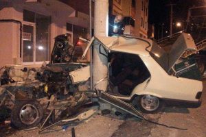 Direğe &ccedil;arpan otomobil parampar&ccedil;a oldu: 2 yaralı