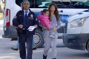 Gen&ccedil; kadın sokağa &ccedil;ıktı diye dayak yedi