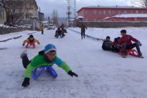 Yetişkinlere &ccedil;ile, onlara eğlence
