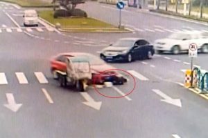 S&uuml;r&uuml;c&uuml; otomobilin altında kaldı
