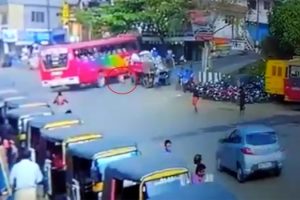 Motosiklet s&uuml;r&uuml;c&uuml;s&uuml; otob&uuml;s&uuml;n altında kaldı